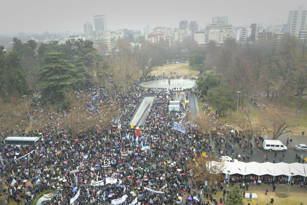 La marcha comienza a llegar a la explanada de la Casa de Gobierno. / Foto: Orlando Pelichotti.