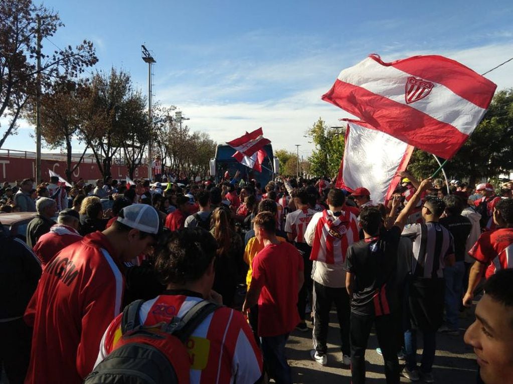 
Impresionante. El apoyo que recibió el conjunto del Atlético Club San Martín antes de partir hacia la vecina provincia.  | Gentileza
   