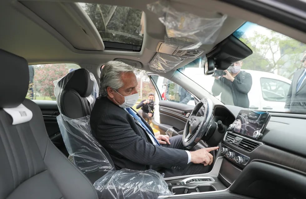 El Presidente visitó la planta de Toyota se subió a vehículos híbridos de distintas marcas. En las redes de Casa Rosada lo mostraron en un Honda.