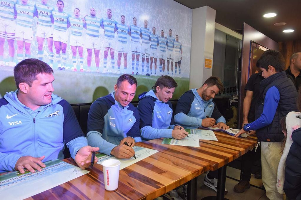 Jugadores del seleccionado argentino de rugby, Los Pumas, respondieron preguntas y firmaron autógrafos en el local de Burger King. Foto: Marcelo Rolland / Los Andes