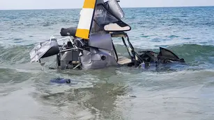 Cayó un helicóptero en una playa de Brasil repleta de turistas: hubo tres heridos