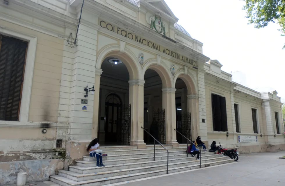 El edificio del Colegio Nacional Agustín Álvarez, frente a la plaza Independencia, fue declarado monumento histórico. Foto: Nicolás Ríos / Los Andes.