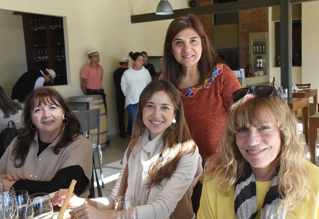 Lilian Farías, Ivana Riccardi, Margarita Viel. Parada: Marcela Carrizo.