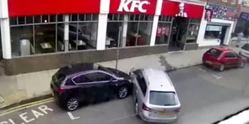 Video: intentó estacionar entre dos autos, pero los terminó chocando