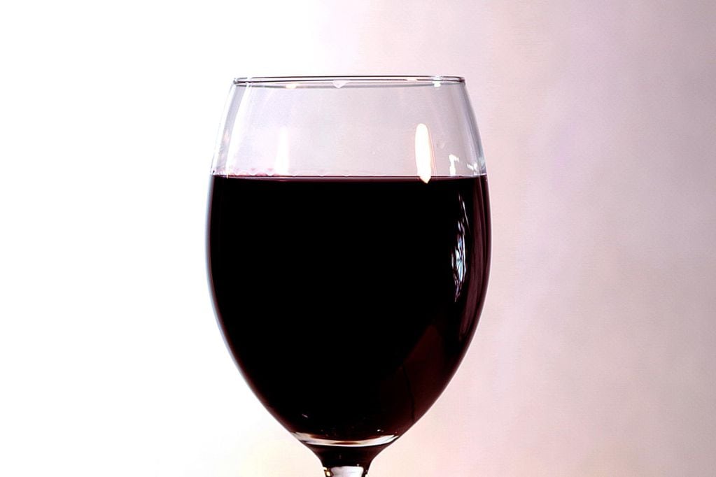 Es recomendable reducir el consumo de alcohol, y que el vino sea tinto de buena calidad.