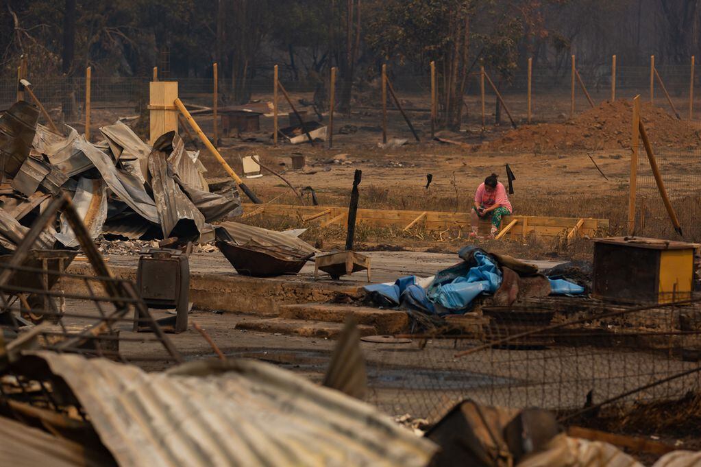 Habitantes recogen escombros tras un incendio en Puren, Región de la Araucania (Chile). EFE