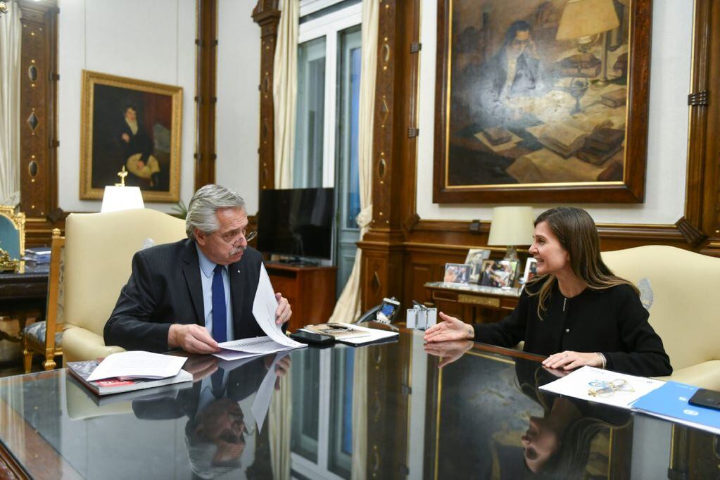 El presidente Alberto Fernándes junto a la titular de la Anses, Fernanda Raverta, este lunes. (Gobierno de la Nación)