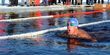 Ganó medallas en San Petersburgo. El atleta del Chacras Indoor compitió, el último fin de semana en aguas en el punto de congelación.