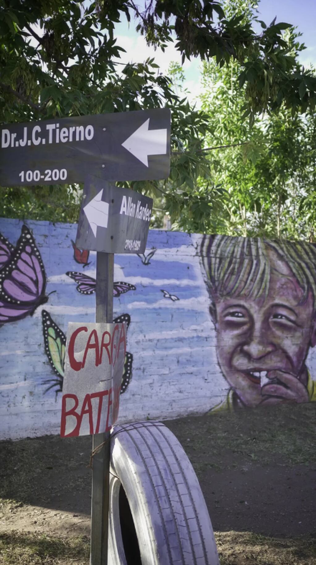 El mural se encuentra a tres cuadras de donde vivía el nene. Foto: Juan Pablo Chaves/TN