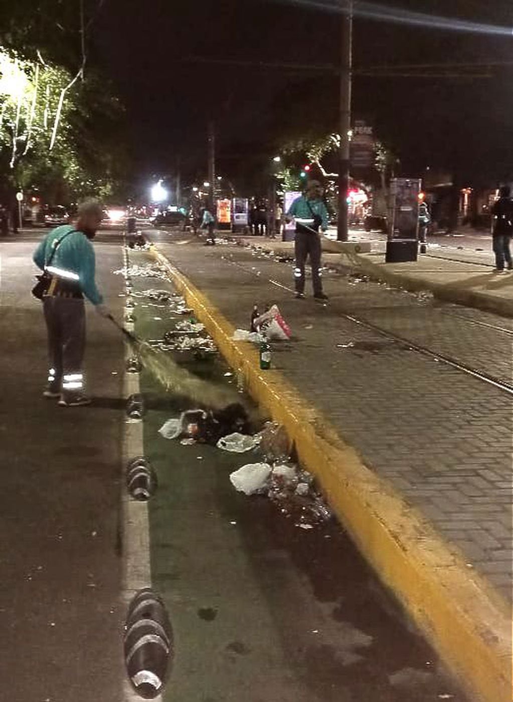Así quedó la calle Belgrano tras el banderazo de los hinchas chilenos. Foto: Ciudad de Mendoza.
