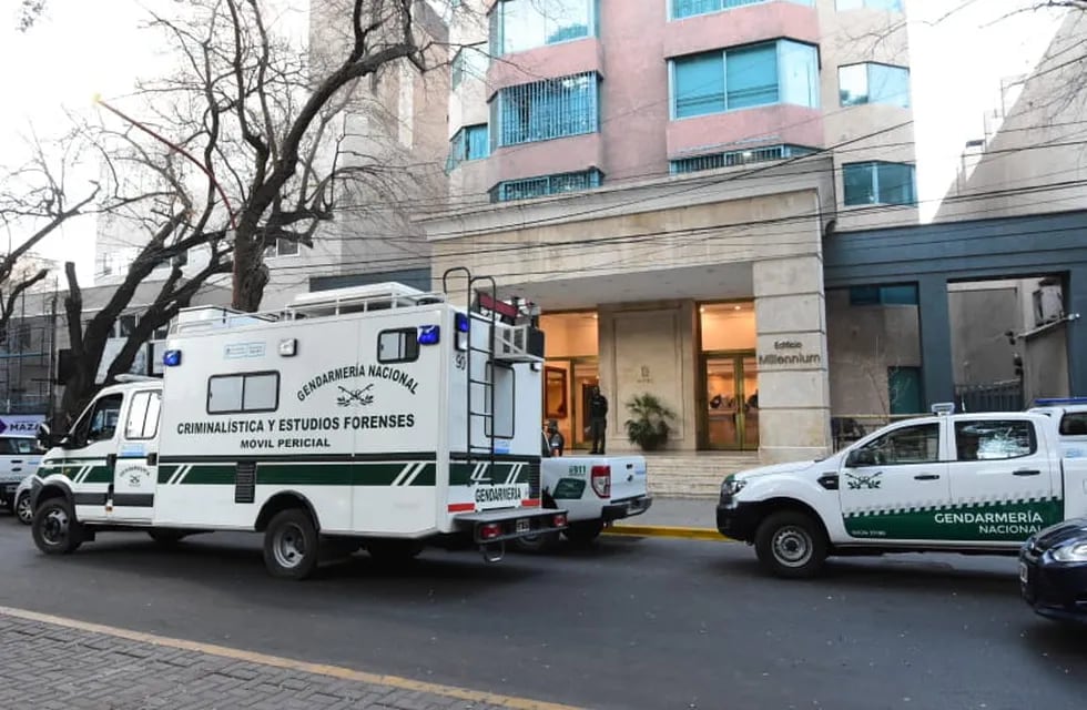 Gendarmes despliegan un fuerte operativo en un edificio céntrico tras denuncia de un prostíbulo VIP. Foto: Mariana Villa / Los Andes