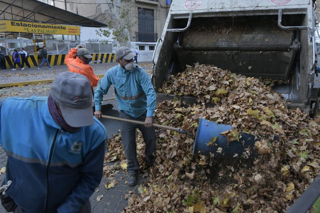 Personal de la Municipalidad de la Ciudad de Mendoza limpia las calles tras las consecuencias del viento Zonda (Orlando Pelichotti / Los Andes)