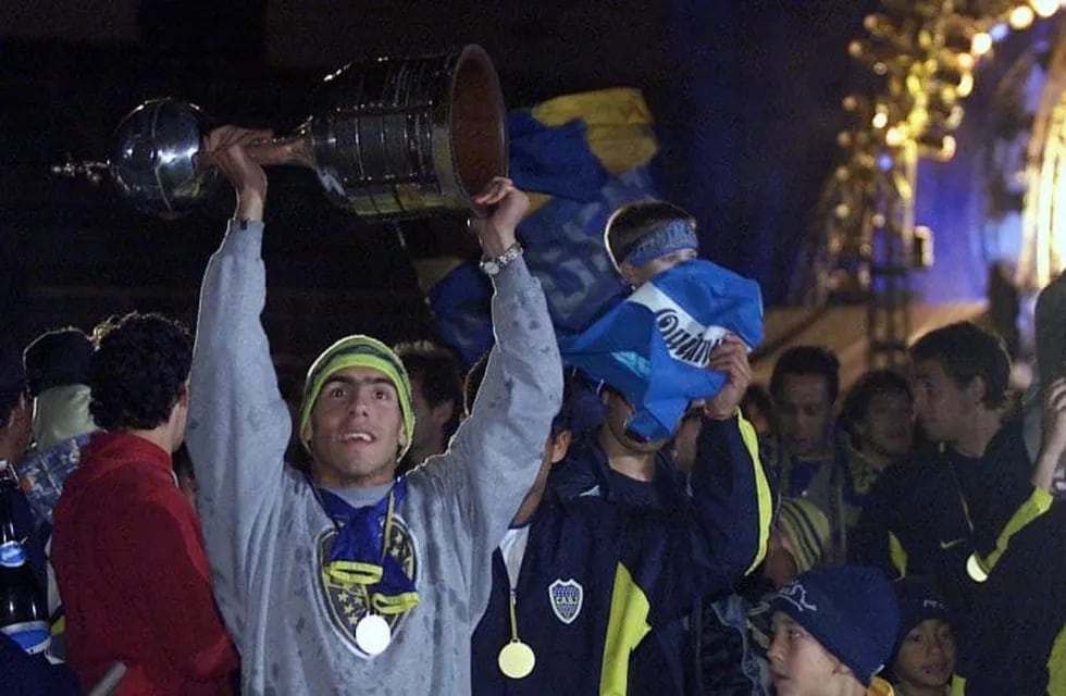 Tevez, festeja con la Copa Libertadores 2003. Figura total. / Gentileza.