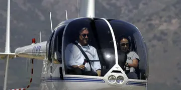 Sebastián Piñera despegando en su helicóptero en Santiago a mediados de 2006. (AP)