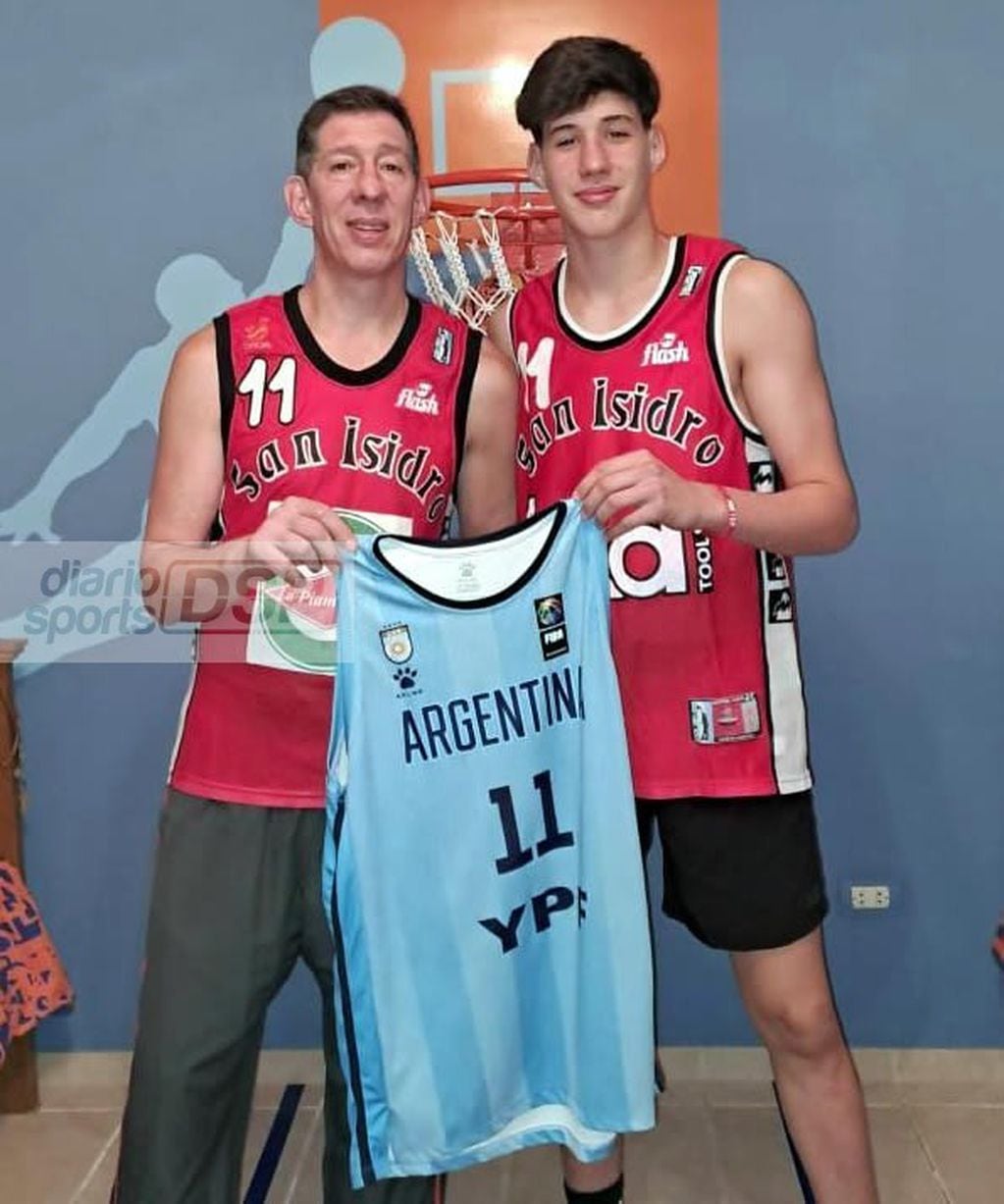 Paul Minzer y su hijo Felipe con la camiseta de la Selección Argentina. Historico. / Gentileza.
