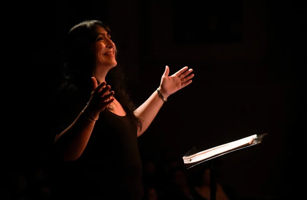 La directora del Coro Cantapueblo durante un espectáculo presentado en 2019 en el Teatro Plaza. / Gentileza.