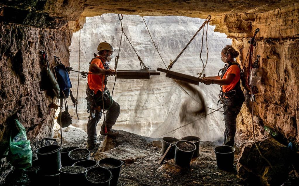 Excavaciones en "la cueva del horror" en Israel - 