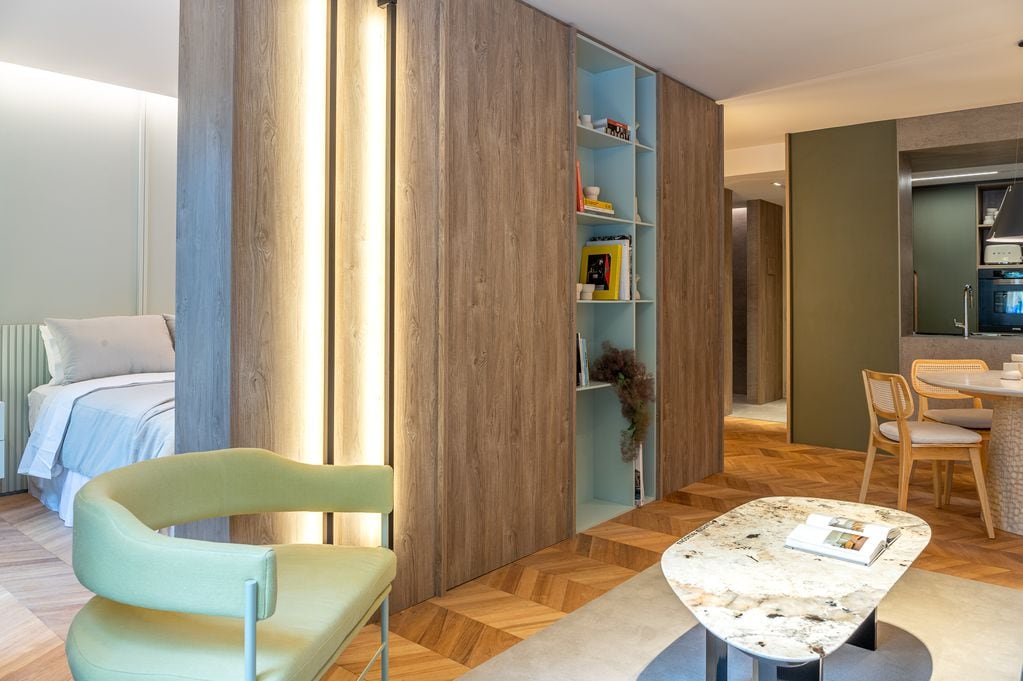 Memo nos trae un mueble divisor multifuncional realizado con el diseño Gaudí, iluminado, con nichos de guardado en tonos pasteles, generando integración de ambientes y privacidad a la misma vez.