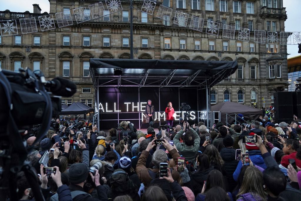 El centro de Glasgow, Escocia, se vio invadido este viernes por 25 mil jóvenes.