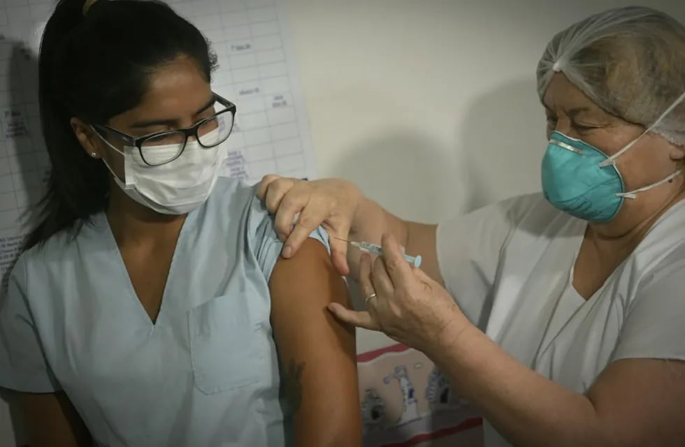 Gisel Videla, la enfermera del hospital Lagomaggiore que fue la primera en recibir la vacuna Sputnik V en el lanzamiento de la campaña. Orlando Pelichotti / Los Andes