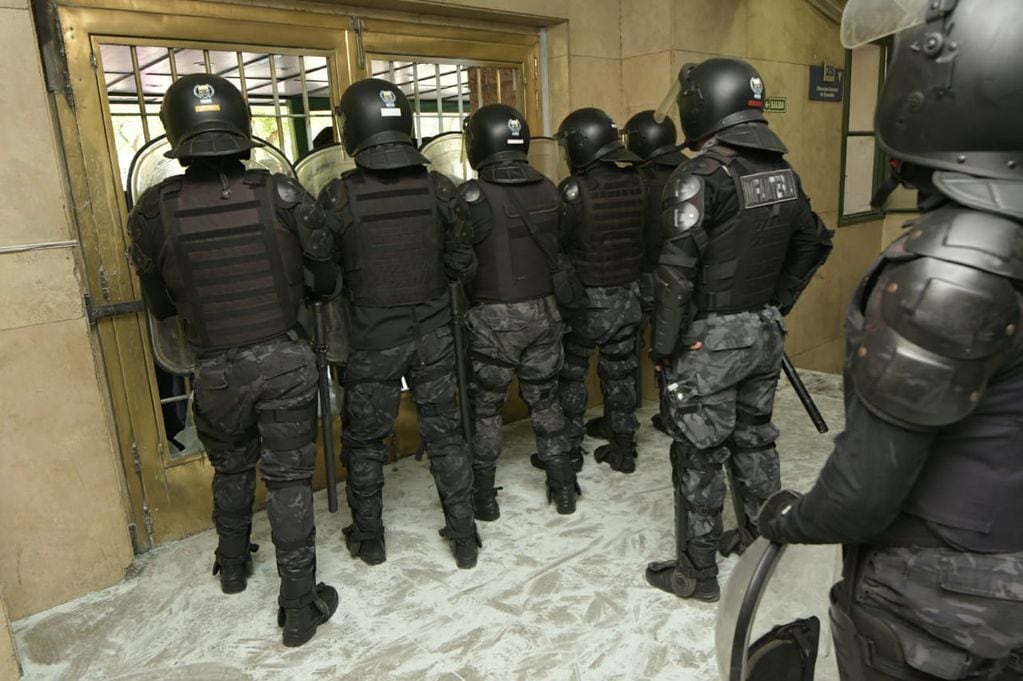 Tensión en Casa de Gobierno: incidentes por una protesta de policías retirados (Orlando Pelichotti / Los Andes)