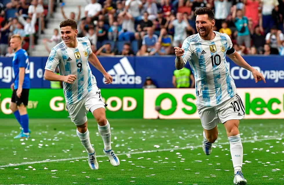 Julián Álvarez y Leo Messi. El primero lucha por entrar en la lista de 26 y el segundo, la máxima atracción de la Copa del Mundo. / archivo