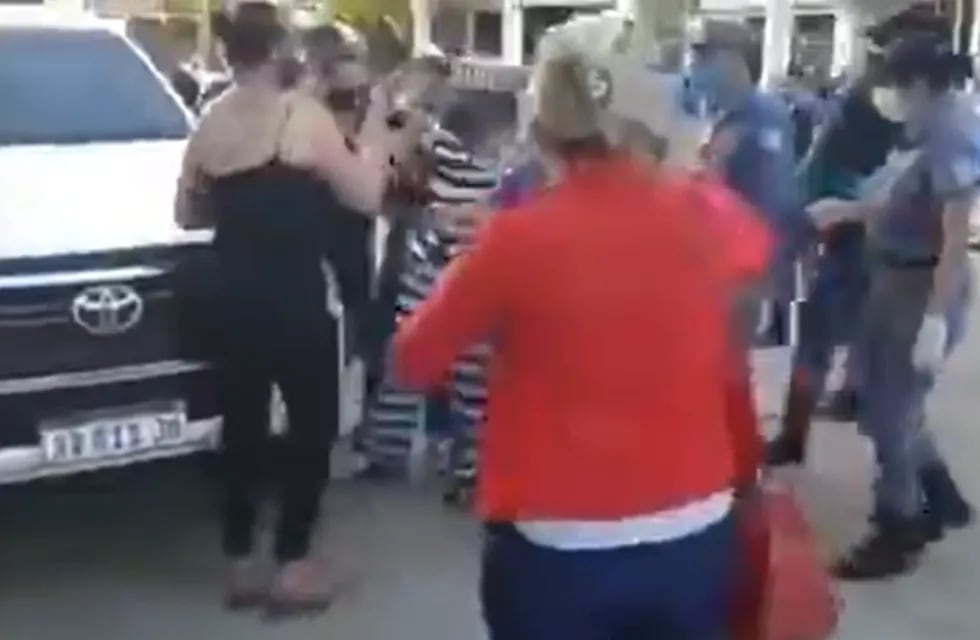Una mujer fue detenida luego de protestar frente al auto del ministro de Salud provincial.