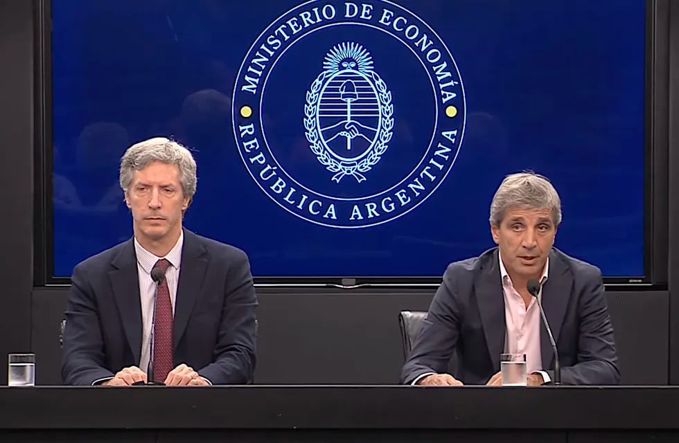 Ministro de Economía, Luis Caputo, junto a Santiago Bausili  presidente Banco Central