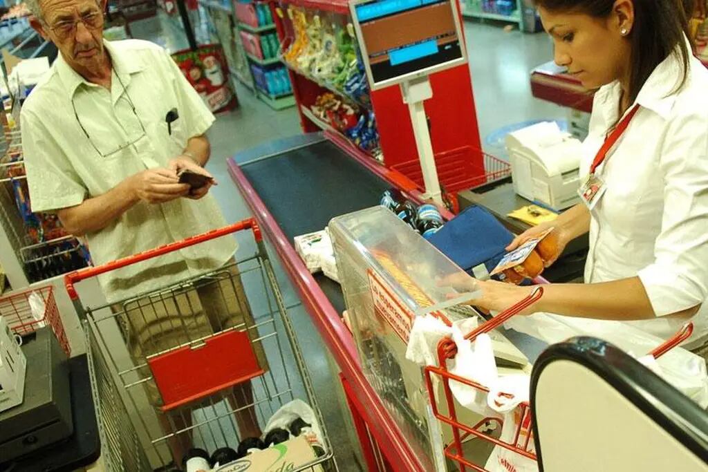 Plastificados. Entre 40 y 60 por ciento de las compras minoristas se hacen con tarjetas de crédito, según estimaciones del mercado (La Voz/Archivo). 