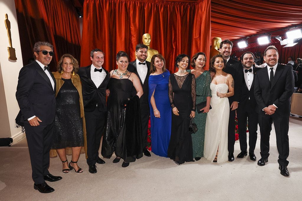 El elenco y el equipo de "Argentina 1985" posan en la alfombra roja de color champán durante las llegadas de los Oscar a los 95 Premios de la Academia en Hollywood, Los Ángeles, California, EE. UU., 12 de marzo de 2023. REUTERS/Mario Anzuoni