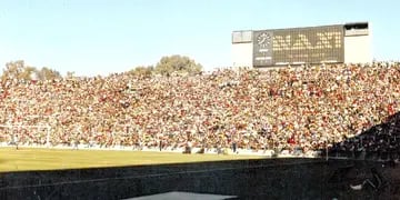 El primer Boca-River en Mendoza se jugó en 1980 a través de una arriesgada y exitosa gestión de Godoy Cruz. 