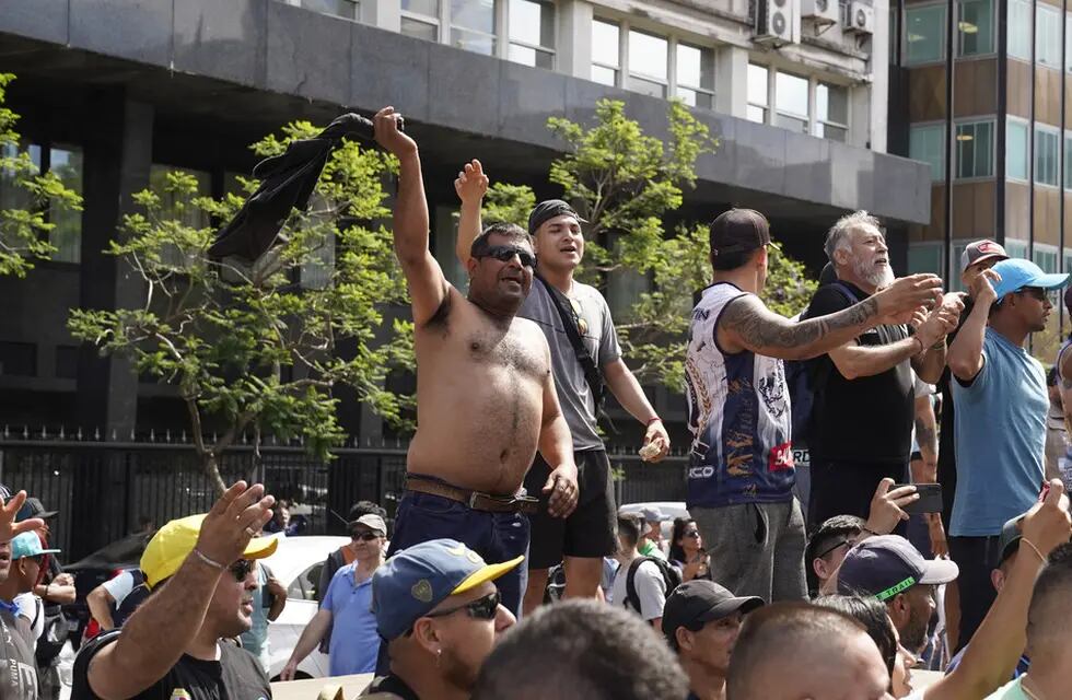Detuvieron a cuatro personas durante la desconcentración de la marcha contra el DNU presidencial - Foto Clarín