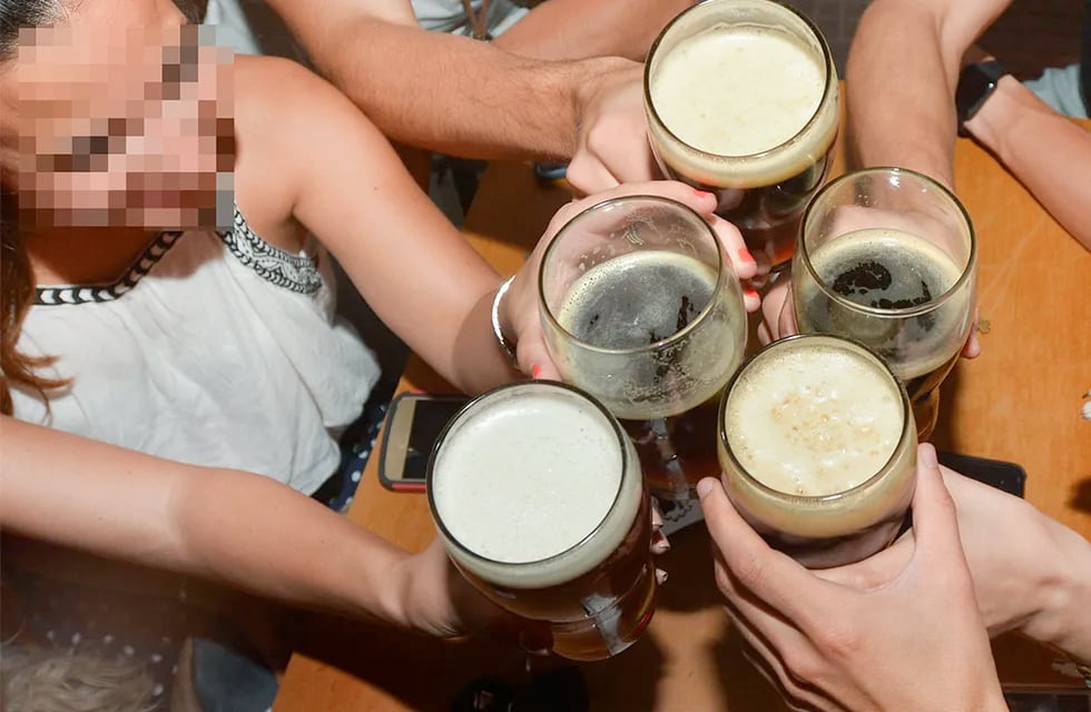 Especialistas advierten que el consumo de alcohol entre jóvenes “es altísimo” y que inicia, en promedio, a los 15 años. Imagen ilustrativa / Los Andes