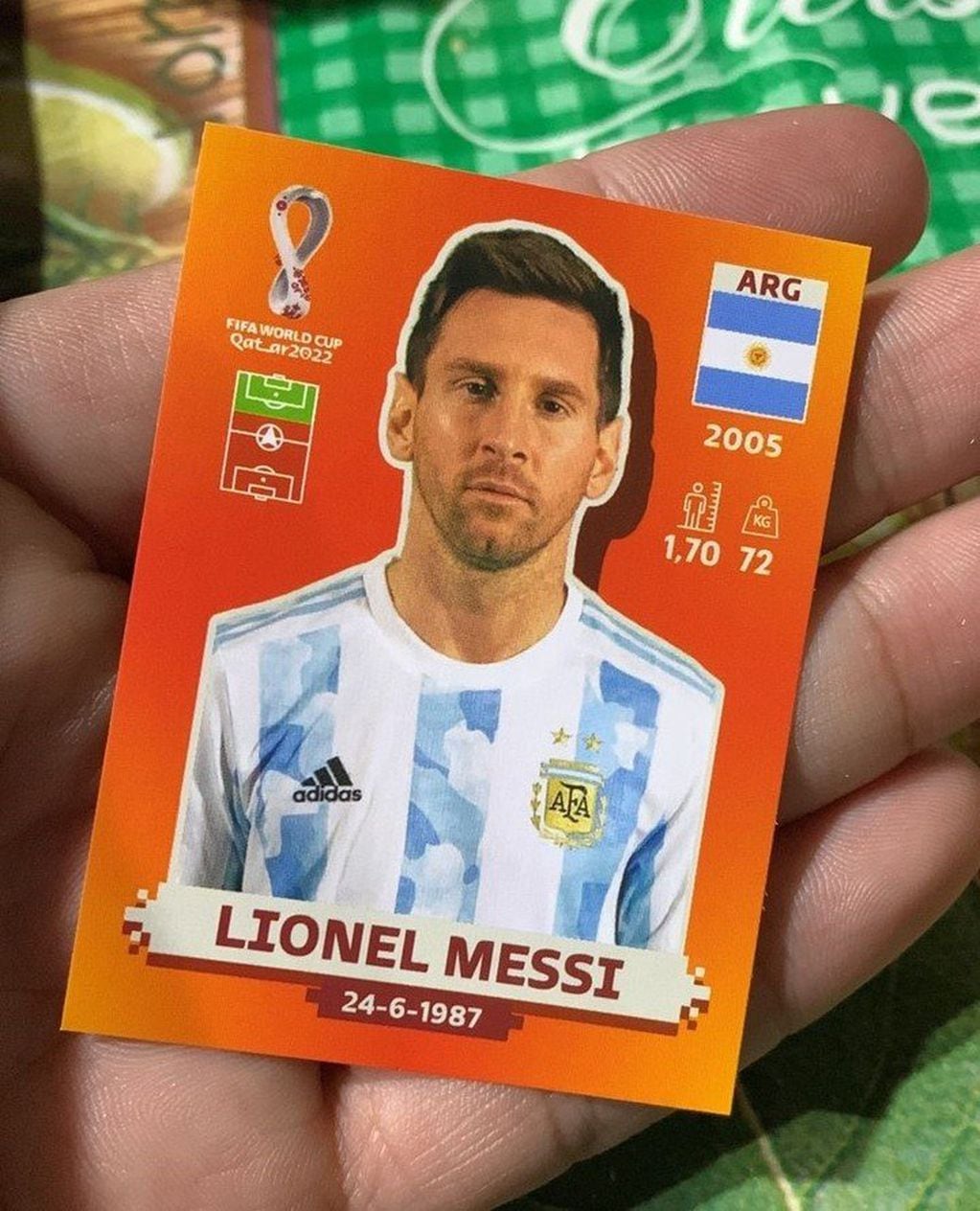 La figurita de Lionel Messi le tocó en el tercer paquetito que compró.