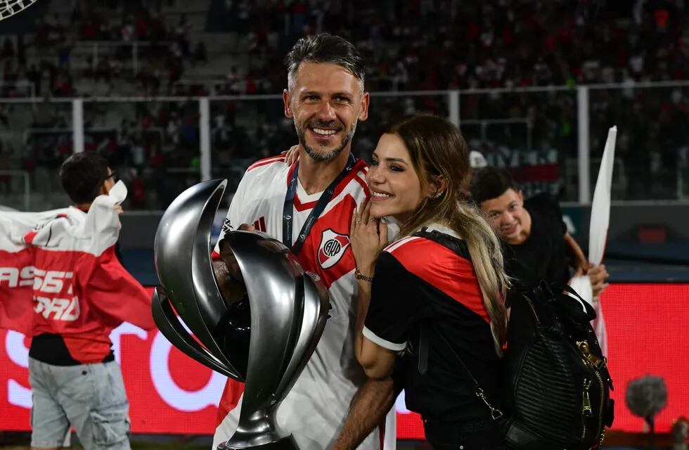 El entrenador Martín Demichelis y su familia en el Kempes festejando el título de la Supercopa. (La Voz)