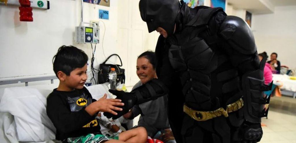 El "Batman Solidario" realiza continuamente campañas para ayudar al Hospital de Niños de La Plata (web)