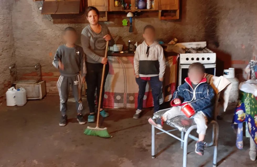 María del Carmen Torres es madre soltera y vive en una precaria vivienda en el barrio Flores junto a sus cinco hijos pequeños.