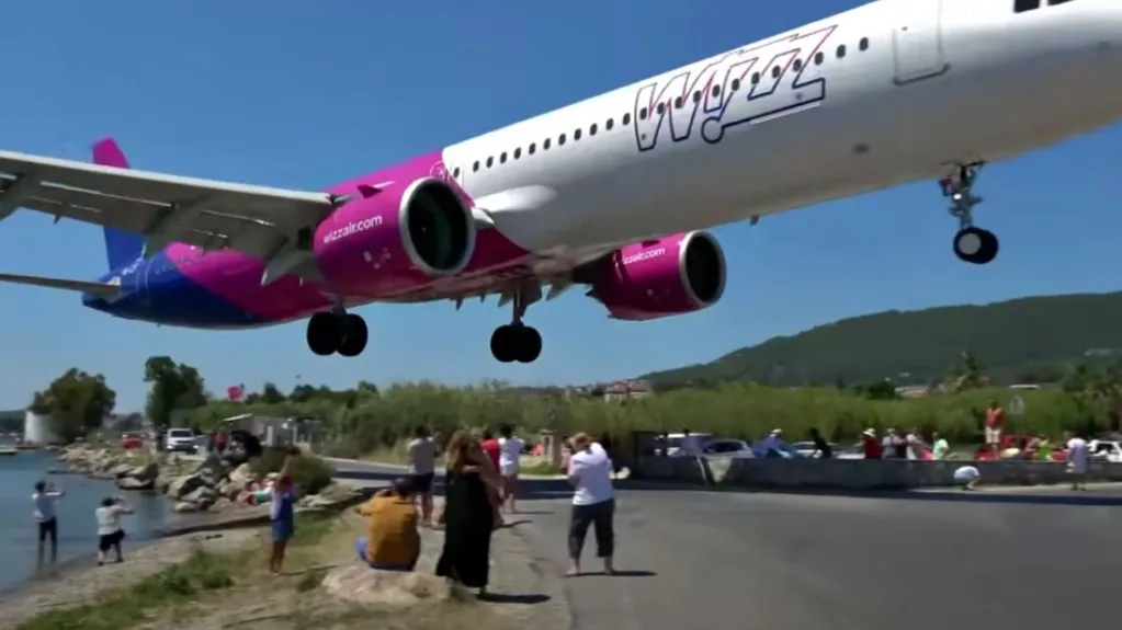 El avión de la low cost Wizz Air aterrizó en la isla griega el 5 de agosto. Foto: Web