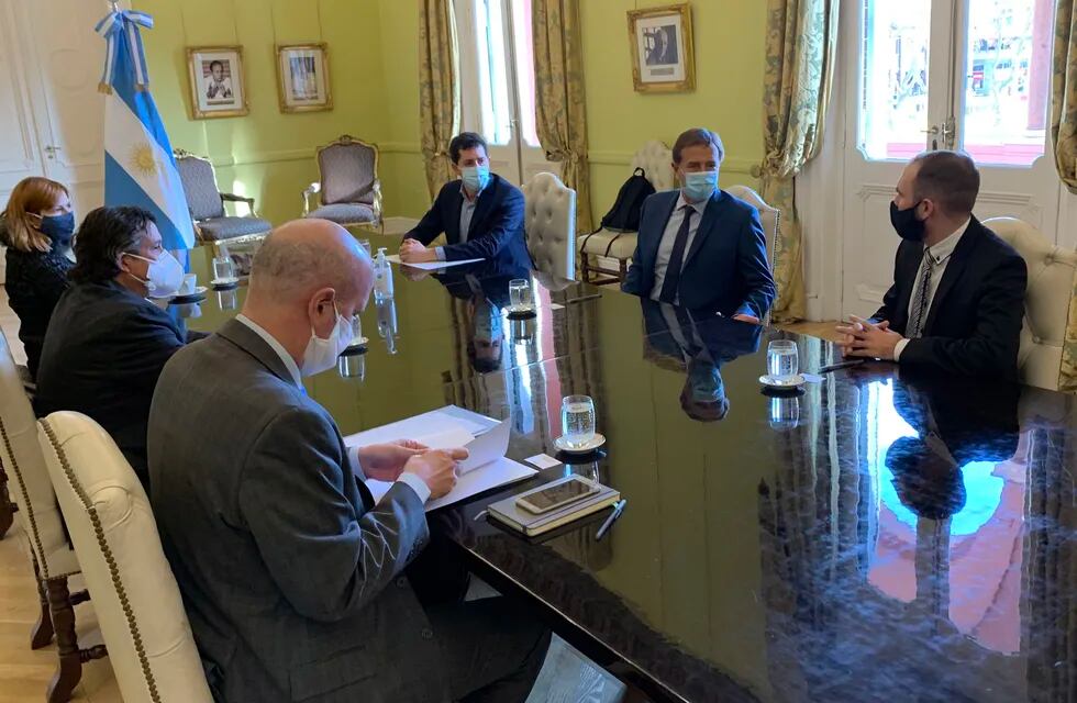 Acuerdo firmado. Suárez flanqueado por los ministros de Economía, Guzmán, y de Interior, De Pedro. Fue el 26 de junio pasado, cuando se firmó la asistencia para Mendoza.