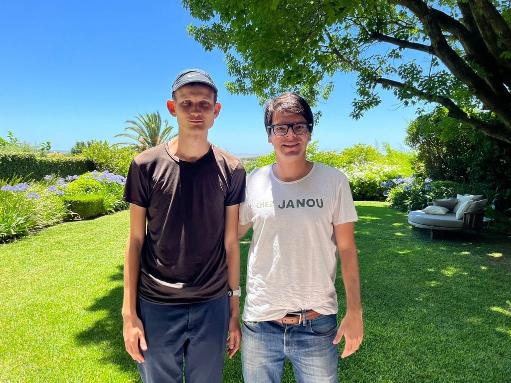 El desarrollador de software y creador de Ethereum junto a Darío Nieto.