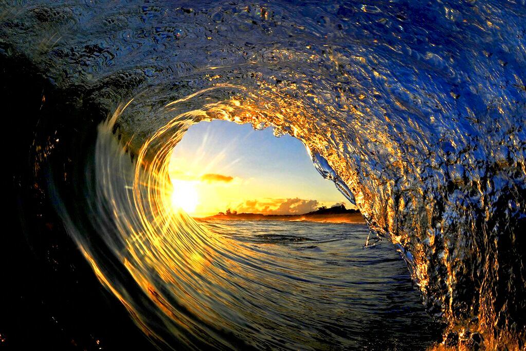 "Sun Curl". El sol a través de una ola en la costa norte de Oahu cerca de Haleiwa, Hawái. La imagen aparece en el libro  "The Art of Waves". Foto: Clark Little vía AP