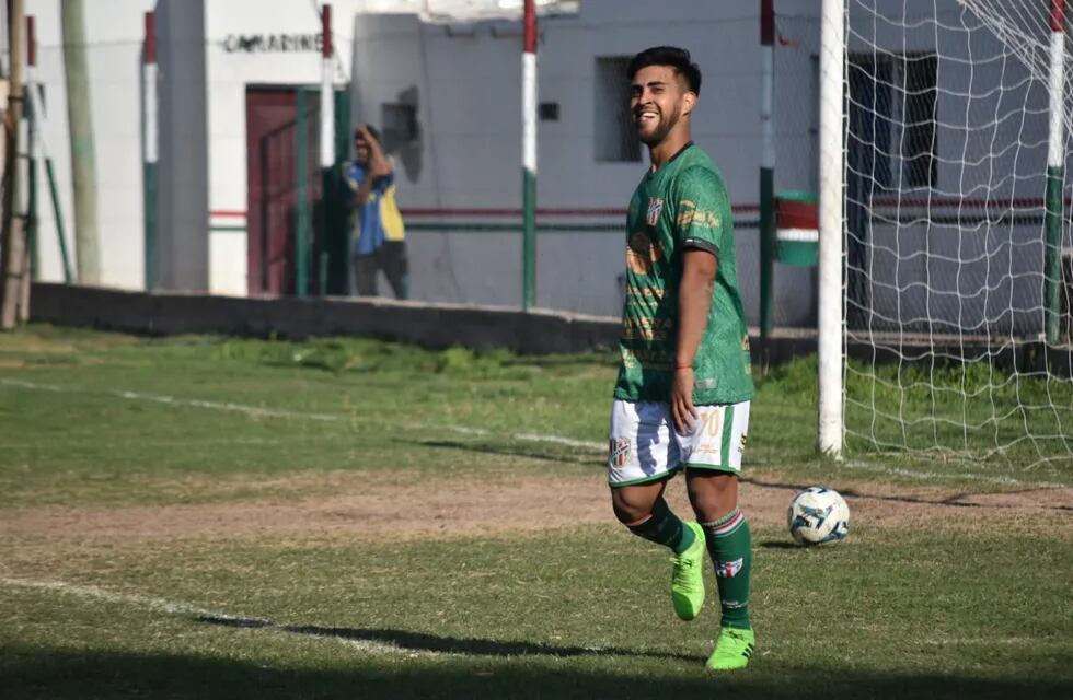 Golazo. Cristian Gautier festeja el segundo tanto del Deportivo Guaymallén, que derrotó 2-1 al CEC en la cancha de Beltrán. / Prensa Guaymallén.