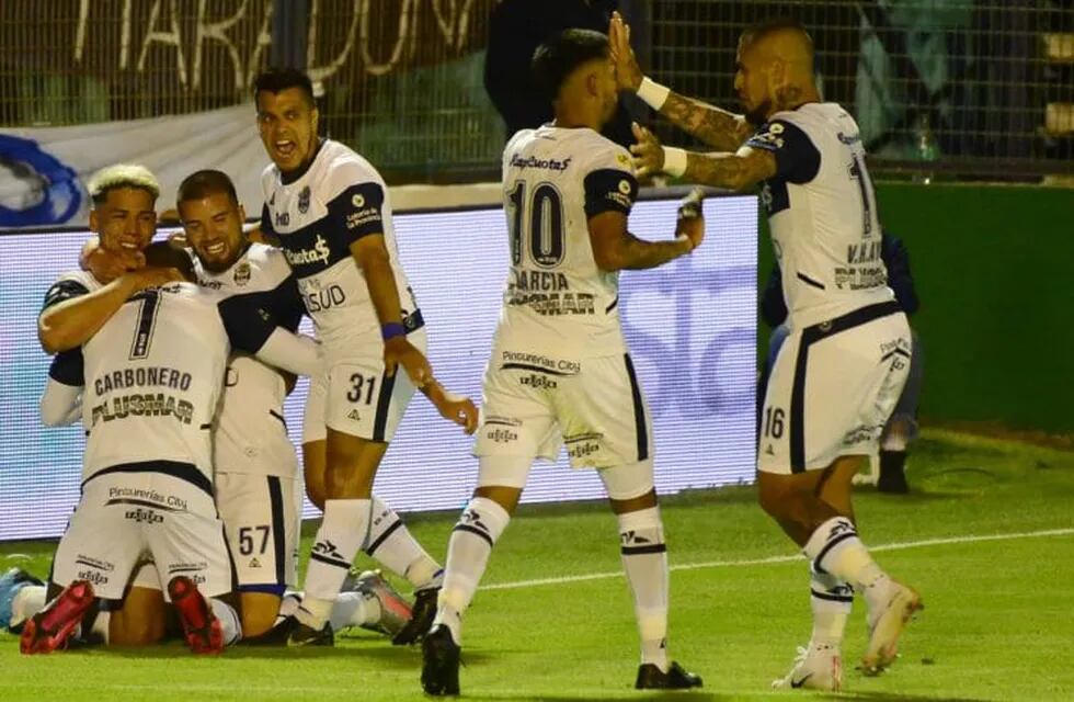 Los jugadores del Lobo festejan el tanto de Carbonero para poner el 1-0 sobre Patronato. / Gentileza.