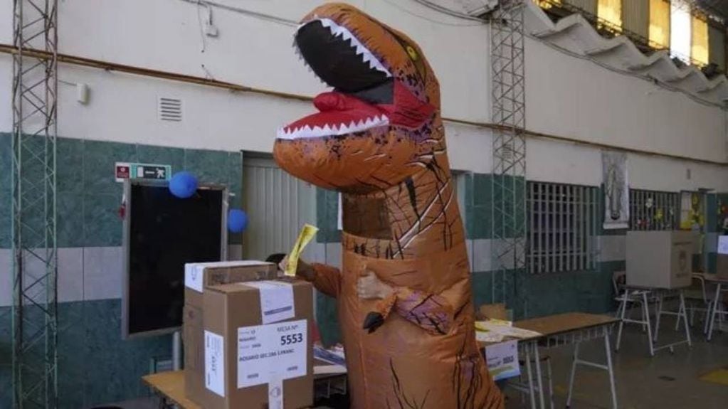 Un rosarino fue a votar vestido de dinosaurio / TW