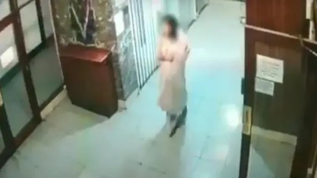 Las cámaras de seguridad de un edificio captaron cuando la chica salió en búsqueda de ayuda