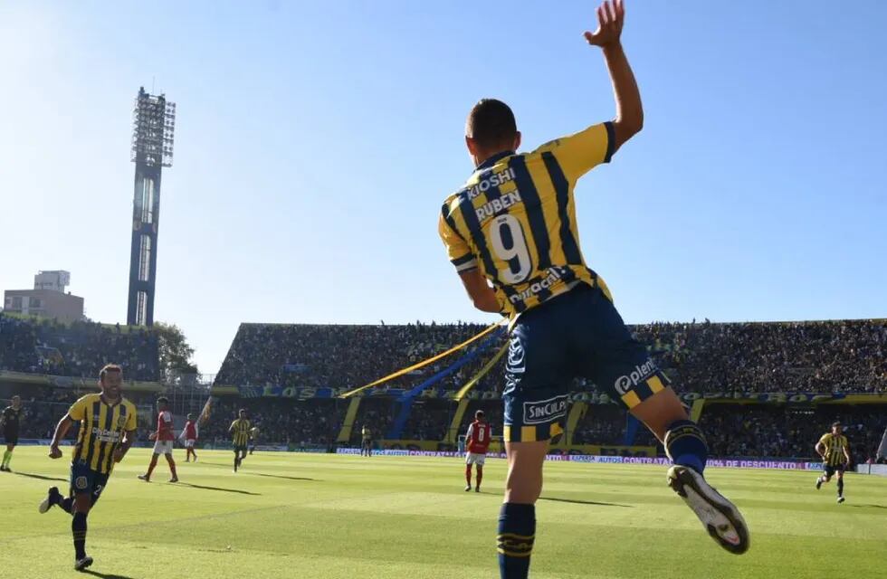 Marco Ruben festeja su gol ante Independiente.  Ganó el Canalla 3-0. / Gentileza.