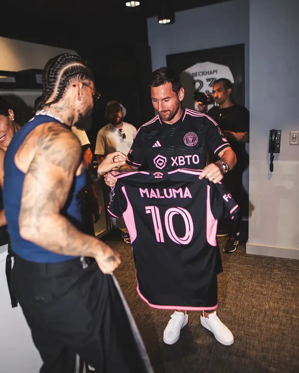 El regalo que Maluma le entregó a Lionel Messi.