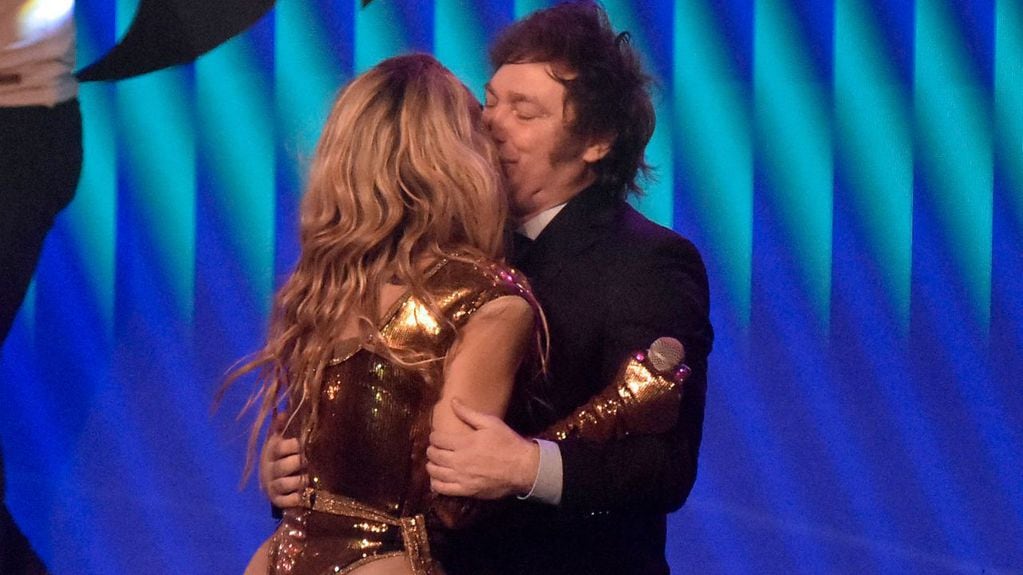 El apasionado beso entre Javier Milei y Fátima Florez. / Foto: Noticias Argentinas