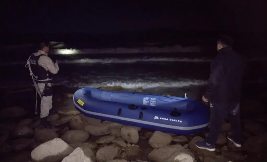 Los testigos indicaron a las autoridades que ambos arribaron a la costa oeste del Lago e ingresaron al agua en un bote inflable de color azul, con intenciones de probar su funcionamiento.
