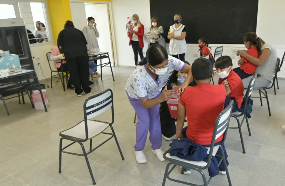 Personal sanitario vacunó a alumnos de la escuela Carmen Ulloa, de La Primavera, Guaymallén. Foto: Orlando Pelichotti